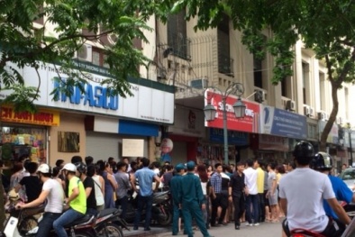 Xếp hàng nghẽn phố, chờ mua hàng hiệu trốn thuế giá rẻ